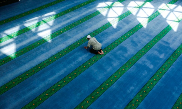Một người đàn ông theo đạo Hồi cầu nguyện trong nhà thờ ở Kuala Lumpur, Malaysia, trong ngày thứ hai của tháng lễ Ramadan.