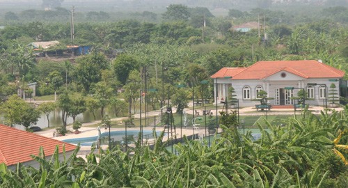 Khu sinh thái ở dưới chân cầu Thanh Trì, bao gồm bể bơi, sân bóng đá và tenis.