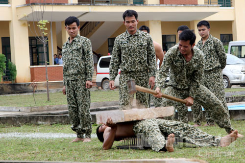 Lưng nằm bàn chông, bụng kê bê tông, chịu sức công phá của búa tạ.