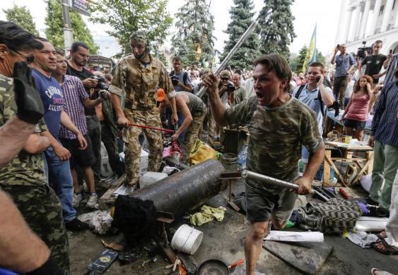Người biểu tình cố gắng ngăn chặn công nhân phá bỏ các lều trại tại quảng trường Độc lập ở thủ đô Kiev, Ukraine.