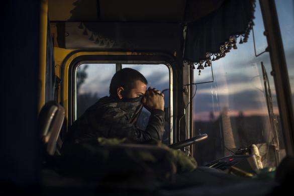 Tài xế ngồi trong xe bus trong một trao đổi tù binh chiến tranh gần Donetsk, miền đông Ukraine.