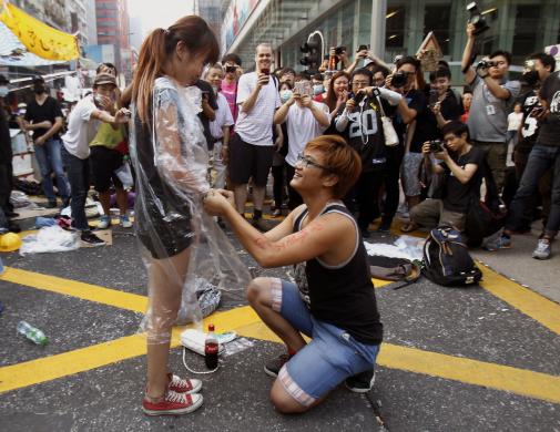Chàng trai quỳ gối cầu hôn cố gái giữa những người biểu tình trên đường phố ở Hong Kong.