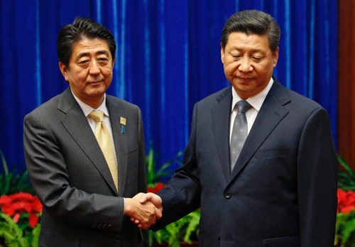 Thủ tướng Nhật Bản Shinzo Abe bắt tay Chủ tịch Trung Quốc Tập Cận Bình trong cuộc gặp tại Đại lễ đường Nhân dân Bắc Kinh bên lề Hội nghị cấp cao Diễn đàn Hợp tác Kinh tế châu Á-Thái Bình Dương (APEC).