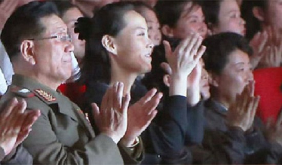 Kim Yo Jong xuất hiện trong một chương trình ca nhạc, cùng với anh trai và chị dâu.