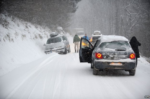 Ô tô bị mắc kẹt trên đường phủ đầy tuyết gần khu nghỉ dưỡng trượt tuyết Les Saisies ở Savoy, Pháp.