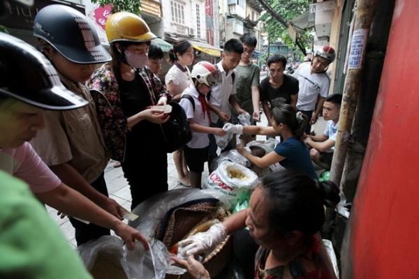 xếp-hàng, chen-lấn, Hà-Nội, Thủ-đô, thanh-lịch, phở, bánh-trung-thu, bánh-trôi, xôi, miếng-ngon