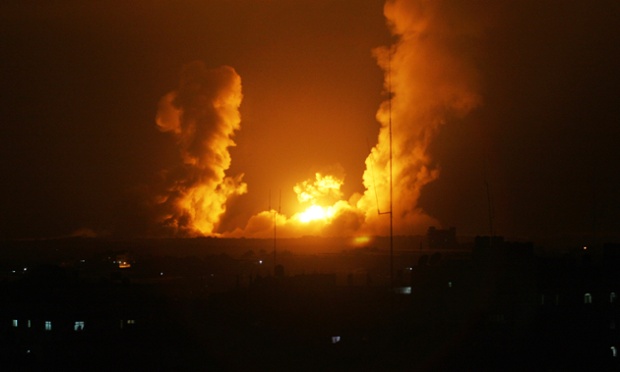 Lửa bốc lên tự hiện trường vụ không kích của máy bay chiến đấu Israel nhằm vào các mục tiêu tại Dải Gaza.