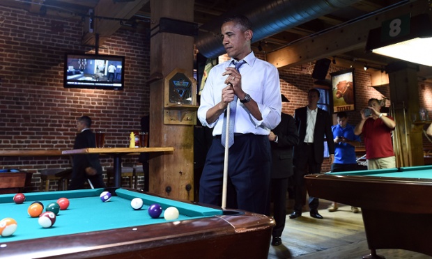 Tổng thống Mỹ Barack Obama trổ tài chơi bi-a tại một quán bar ở Denver, bang Colorado.
