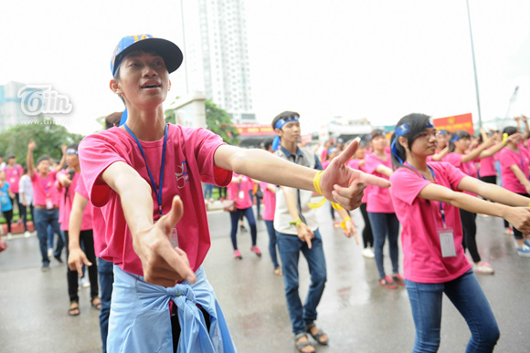 Hình ảnh đẹp của 5000 TNV nhảy flashmob dưới lòng đường Hà Nội