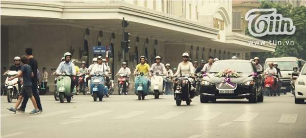 Chuyện tình xê dịch của cặp đôi rước dâu bằng vespa cổ