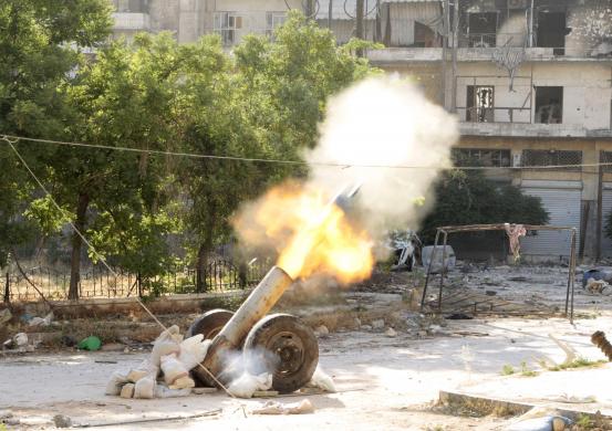 Chiến binh phiến quân Syria phóng rocket tự chế về phía quân đội chính phủ ở thành phố Aleppo.