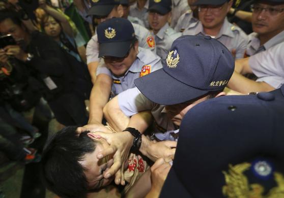Cảnh sát bắt giữ một người biểu tình tại sân bay quốc tế Taoyuan, miền bắc Đài Loan.