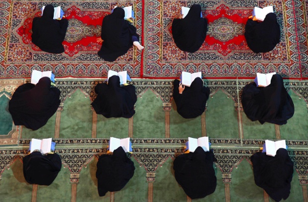 Các phụ nữ đọc kinh Quran trong tháng lễ Ramadan tại nhà thờ Saint Mohammad Helal Ibn Al ở Aran&Bidgol, Iran.