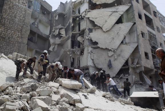 Người dân và chiến binh phiến quân tìm kiếm những người sống sót tại hiện trường bị ném bom bởi quân đội chính phủ ở Aleppo, Syria.