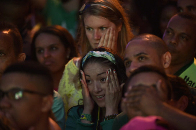Một người hâm mộ Brazil cho thấy disapointment của họ tại một đường phố Rio de Janeiro, trong trận đấu bóng đá bán kết giữa Brazil và Đức - được tổ chức tại sân vận động Mineirao tại Belo Horizonte -. Trong 2014 FIFA World Cup vào ngày 8 tháng 7 năm 2014 AYASUYOSHI Chiba / AFP / Getty Images