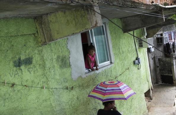 Bé gái nhìn qua cửa sổ tại khu ổ chuột Borel ở Rio de Janeiro, Brazil.