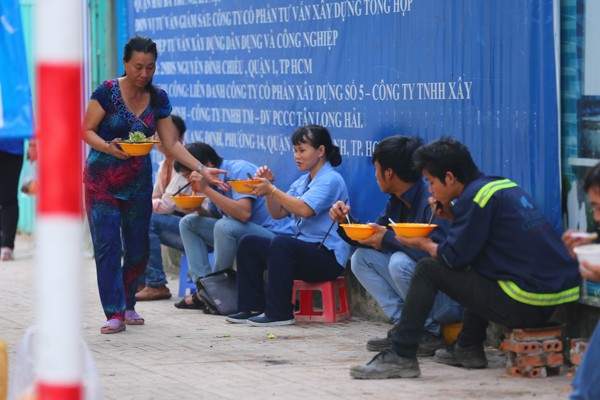Chùm ảnh: Nhịp sống của người Sài Gòn vào buổi sáng sớm 12