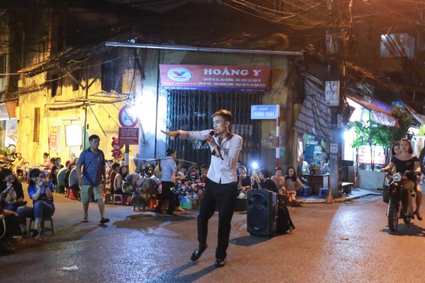 Cuộc sống mưu sinh lề đường của “Thánh quẩy” gây sốt Vietnams Got Talent 12