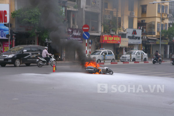Theo quan sát của phóng viên, chiếc xe máy bị ngọn lửa bốc lên nghi ngút, hàng chục cảnh sát có mặt tham gia dập lửa. Sau khoảng 15 phút, chiếc xe máy chỉ còn lại trơ khung.