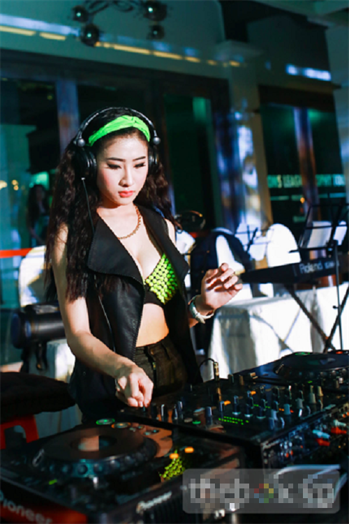 Trang phục diễn nóng bỏng của các DJ sexy nhất Vbiz - Ảnh 12