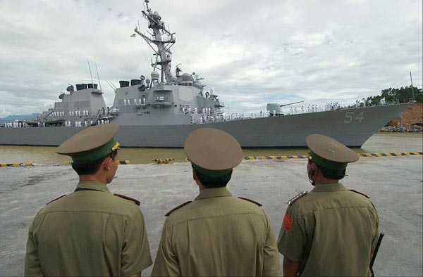 Tàu khu trục mang tên lửa điều khiển USS-Curtis Wilbur(DDG-54) lớp Arleigh Burke chuẩn bị cập cảng Đà Nẵng trong một chuyến thăm vào năm 2004.