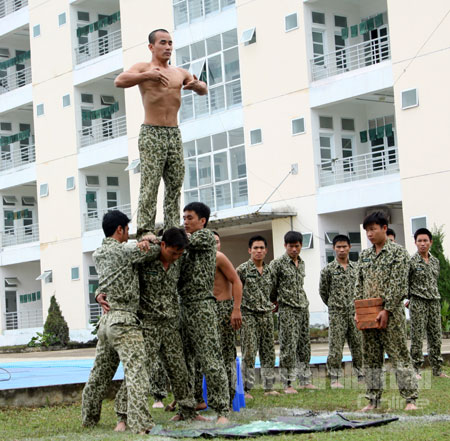 Vận công chuẩn bị cho màn trình diễn nhảy từ trên cao xuống đống mảnh thủy tinh...