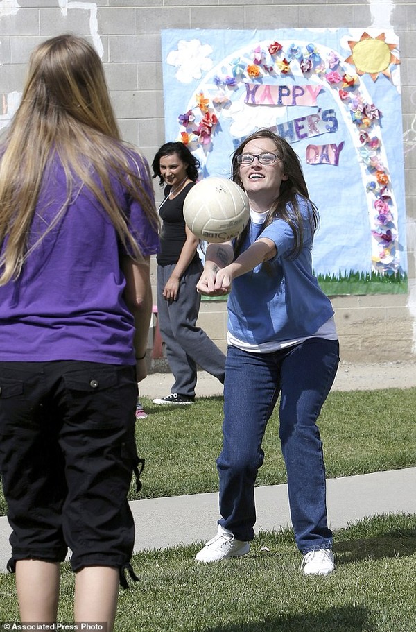 Tiffany Dugan chơi bóng cùng con gái 13 tuổi.