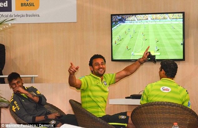 Fred (giữa) cùng Neymar (trái) và Luiz Gustavo (phải)