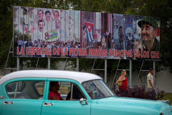 Một tấm biển lớn đặt tại thủ đô Havana, Cuba, chào mừng sự kiện Mỹ và Cuba chính thức bình thường hóa quan hệ sau hơn 1 nửa thế kỉ. Không khí rộn ràng, vui vẻ cũng ngập tràn khắp mọi nơi tại thành phố này.