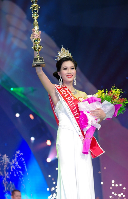 Đặng Thu Thảo đăng quang Hoa hậu năm 2012. Cô cao 1m73.