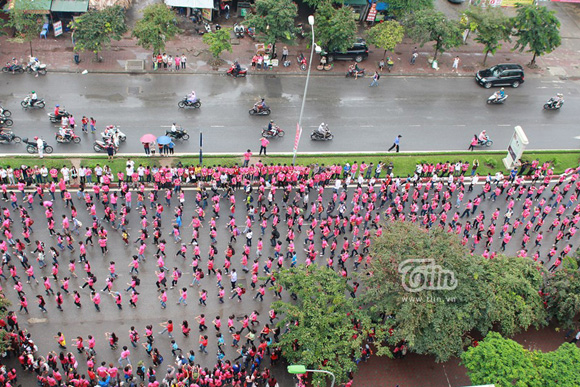 Hình ảnh đẹp của 5000 TNV nhảy flashmob dưới lòng đường Hà Nội