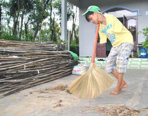 Đôi chân kỳ diệu và nghị lực phi thường của cậu bé không tay