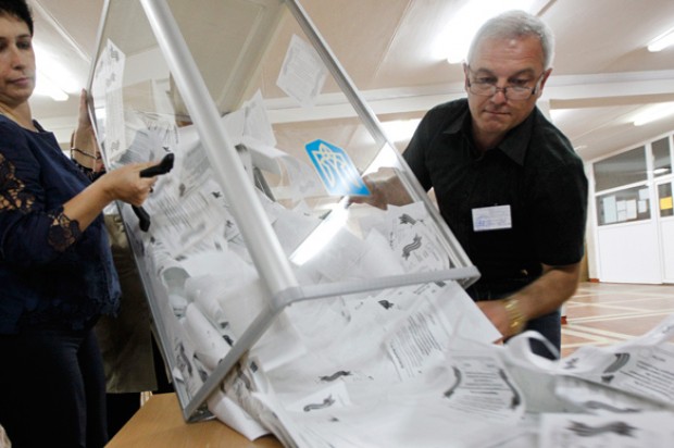 Các thành viên của ủy ban bầu cử tiến hành kiểm phiếu của cuộc trưng cầu dân ý tại vùng Lugansk, miền đông Ukraine.