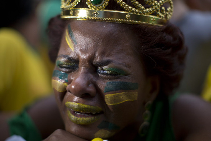 Một fan hâm mộ của Brazil khóc khi bà nhìn thấy nhóm của bà thua Đức trong một trận đấu bán kết tại FIFA Fan Fest trong năm 2014 bóng đá World Cup, ở Sao Paulo, Brazil, Thứ Ba 8 Tháng 7, 2014. (AP Photo / Dario Lopez -Mills)
