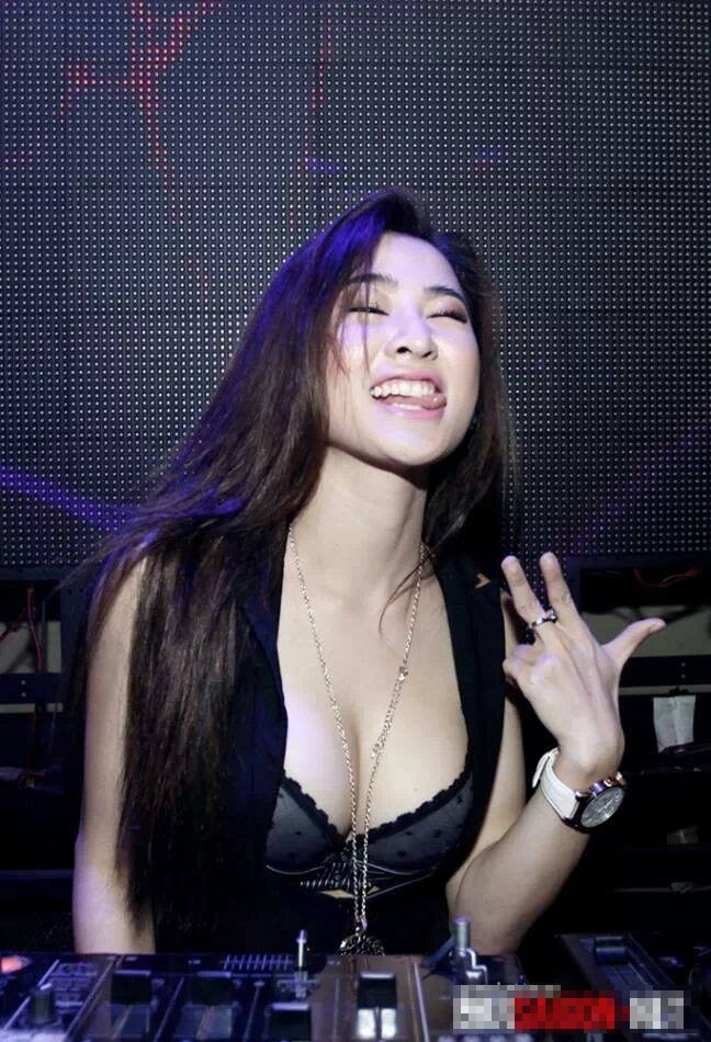 Trang phục diễn nóng bỏng của các DJ sexy nhất Vbiz - Ảnh 13