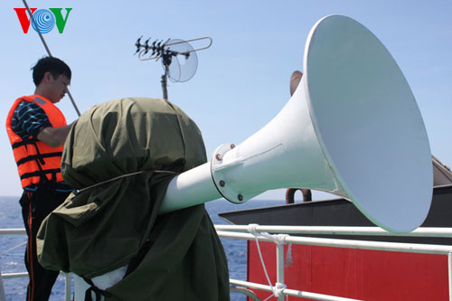 Hệ thống loa truyền thanh trên tàu cũng được bao bọc, che chắn để duy trì công tác tuyên truyền đấu tranh, phản đối phía Trung Quốc hạ đặt giàn khoan trái phép