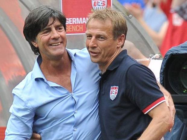 Klinsmann (phải) cùng với người kế nhiệm Joachim Loew