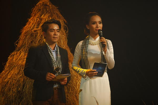 Nhà báo Chu Minh Vũ và ca sĩ Ái Phương đảm nhận vai trò MC chương trình