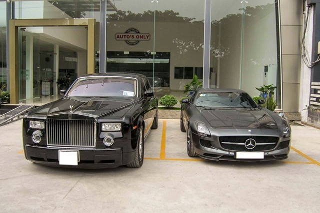 Mới đây chiếc Mercedes-Benz SLS (bên phải) trị giá khoảng 14 tỷ của nhà chồng diễn viên Tăng Thanh Hà cũng gây xôn xao dư luận.