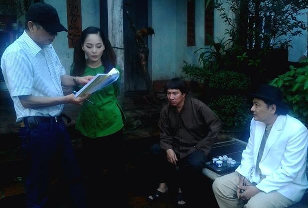 Nàng Mai Lan đang trao đổi kịch bản với đạo diễn Phạm Đông Hồng.