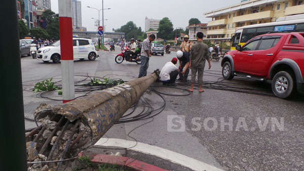 Nhiều loại cáp viễn thông cuốn trên cột điện