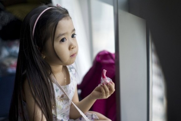 Choáng Cô bé lai 4 tuổi biết nói 4 ngôn ngữ