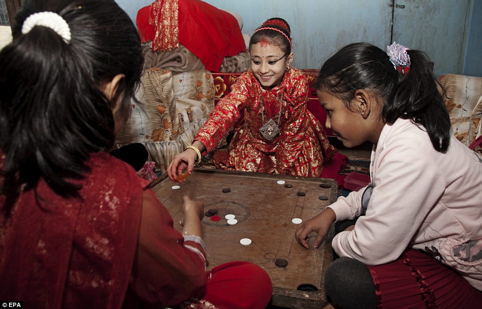 Kumari Samita Bajracharya (C) chơi với bạn bè của cô tại Kumari Ghar ở thành phố Patan, Nepa