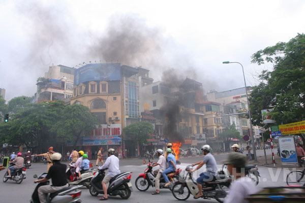 Theo lãnh đạo Công an phường Quốc Tử Giám, ngay sau khi sự việc xảy ra, các cán bộ chiến sỹ đã dùng đến 9 chiếc bình cứu hỏa cơ động, cùng người dân tham gia dập lửa. Sau khoảng 10 phút một xe cứu hỏa cũng đến hiện trường để dập tắt hoàn toàn.