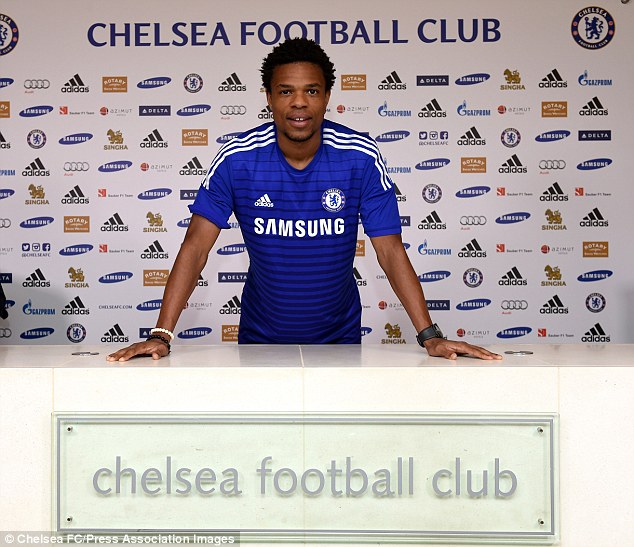 Remy trong buổi ký hợp đồng với Chelsea