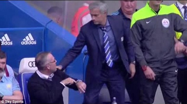 HLV Lambert không thể hiểu nổi Mourinho bắt tay chào ông để làm gì khi trận đấu vẫn còn chưa kết thúc