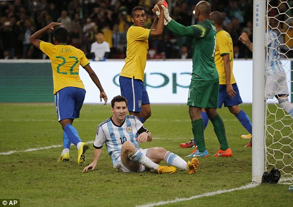 Messi bất lực trước Brazil, thậm chí còn sút hỏng cả một quả phạt đền