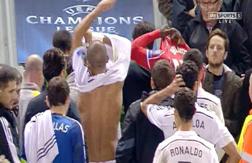 Balotelli đổi áo với Pepe