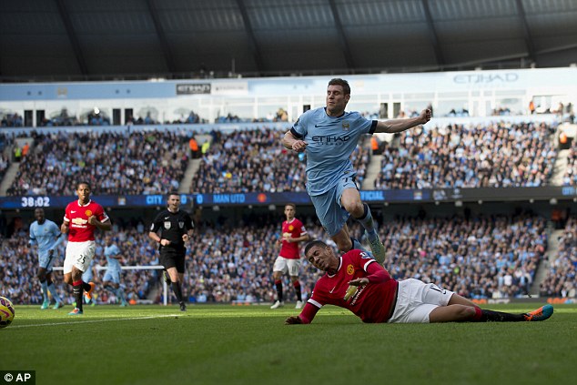 Tình huống phạm lỗi với Milner khiến Smalling phải nhận thẻ vàng thứ hai