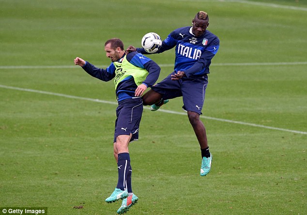 Lên gối nào, khổ thân Chiellini